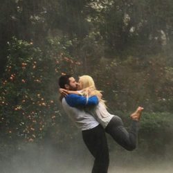 Christina Aguilera y Matthew Rutler besándose bajo la lluvia