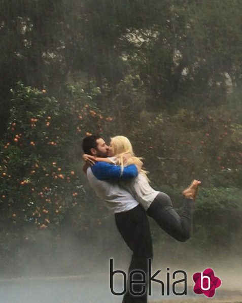 Christina Aguilera y Matthew Rutler besándose bajo la lluvia