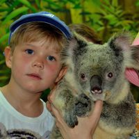 Los Príncipes Vicente y Josefina de Dinamarca en su quinto cumpleaños con un koala