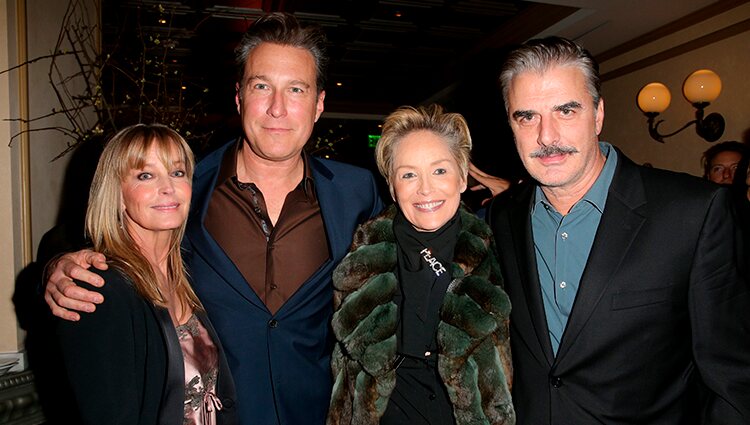 John Corbett, Bo Derek, Sharon Stone y Chris Noth en una fiesta antes de los Globos de Oro