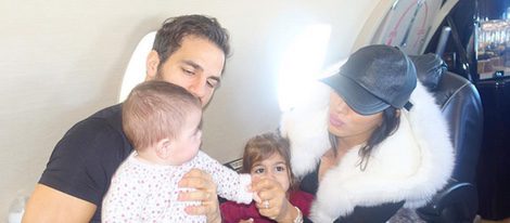 Cesc Fábregas y Daniella Semaan volando con sus hijas Lia y Capri de Londres a Barcelona