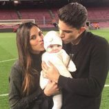 Melissa Jiménez y Marc Bartra protagonizan una tierna foto junto a su hija Gala en el Camp Nou