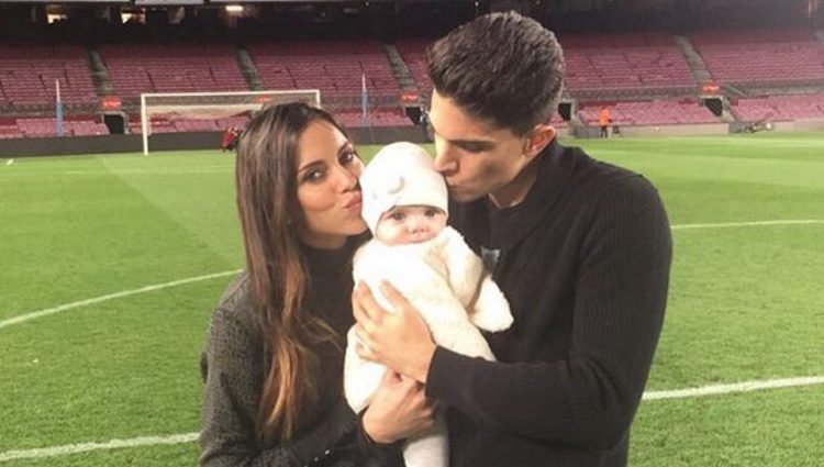 Melissa Jiménez y Marc Bartra protagonizan una tierna foto junto a su hija Gala en el Camp Nou