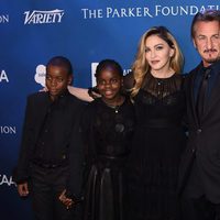 Sean Penn junto a Madonna y sus hijos en la gala benéfica por Haití 2016 demostrándose mutuo apoyo