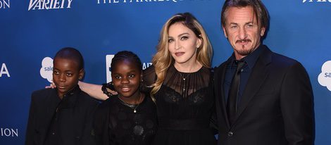 Sean Penn junto a Madonna y sus hijos en la gala benéfica por Haití 2016 demostrándose mutuo apoyo