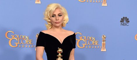 Lady Gaga posando con su premio de los Globos de Oro 2016