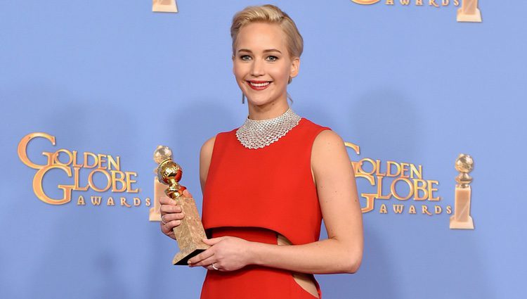 Jennifer Lawrence posando con su premio de los Globos de Oro 2016