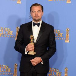 Leonardo DiCaprio posando con su premio de los Globos de Oro 2016