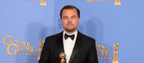 Leonardo DiCaprio posando con su premio de los Globos de Oro 2016