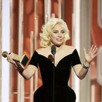 Lady Gaga recogiendo su galardón de mejor actriz de miniserie en los Globos de Oro 2016