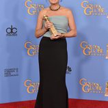 Maura Tierney posando con su premio de los Globos de Oro 2016