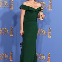 Rachel Bloom con su premio de los Globos de Oro 2016