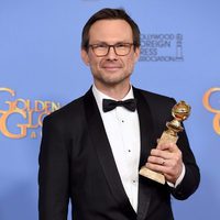 Christian Slater con su premio de los Globos de Oro 2016