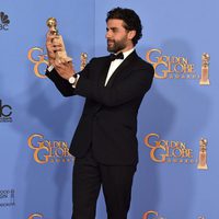 Oscar Isaac con su premio de los Globos de Oro 2016