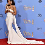 Taraji P. Henson con su premio de los Globos de Oro 2016