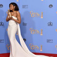 Taraji P. Henson con su premio de los Globos de Oro 2016