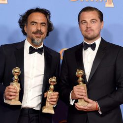 Leonardo DiCaprio y Alejandro González Iñarritu posando con sus Globos de Oro 2016