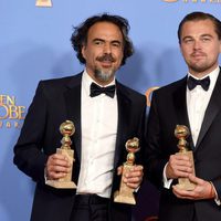 Leonardo DiCaprio y Alejandro González Iñarritu posando con sus Globos de Oro 2016