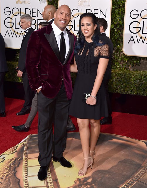 Dwayne Johnson y su hija Simone Alexandra en la alfombra roja de los Globos de Oro 2016