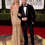 Rosie Huntington Whiteley  y Jason Statham en la alfombra roja de los Globos de Oro