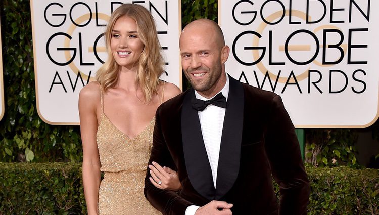 Rosie Huntington Whiteley  y Jason Statham en la alfombra roja de los Globos de Oro