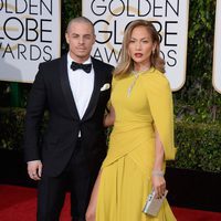 Jennifer Lopez y Casper Smart en la alfombra roja de los Globos de Oro 2016