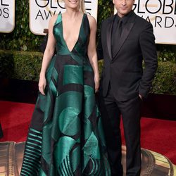 Peter Facinelli y Jaimie Alexander en la alfombra roja de los Globos de Oro 2016