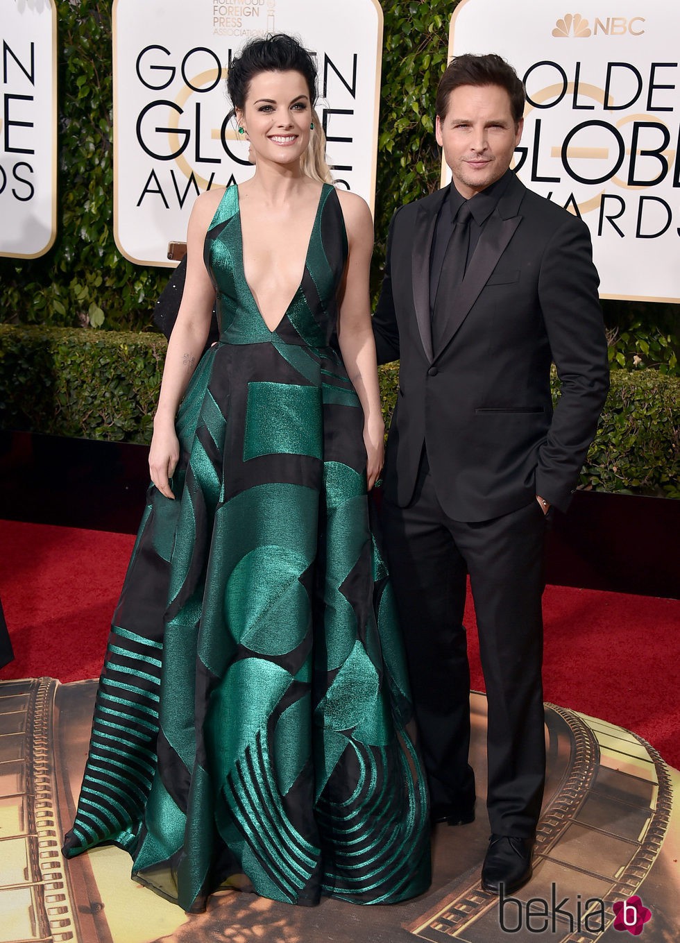 Peter Facinelli y Jaimie Alexander en la alfombra roja de los Globos de Oro 2016