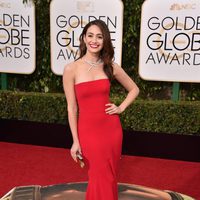 Emmy Rossum en la alfombra roja de los Globos de Oro 2016