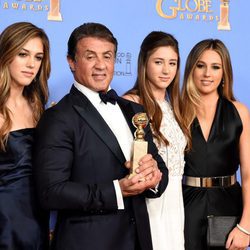 Sylvester Stallone acompañado de su familia en los Globos de Oro 2016