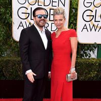 Ricky Gervais y Jane Fallon en la alfombra roja de los Globos de Oro 2016