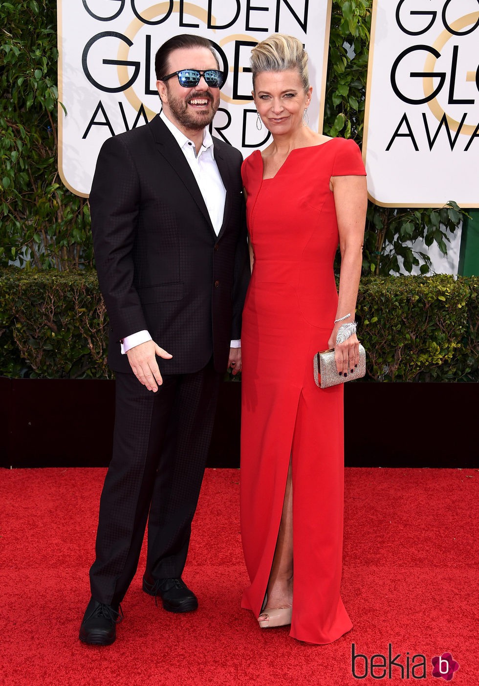 Ricky Gervais y Jane Fallon en la alfombra roja de los Globos de Oro 2016