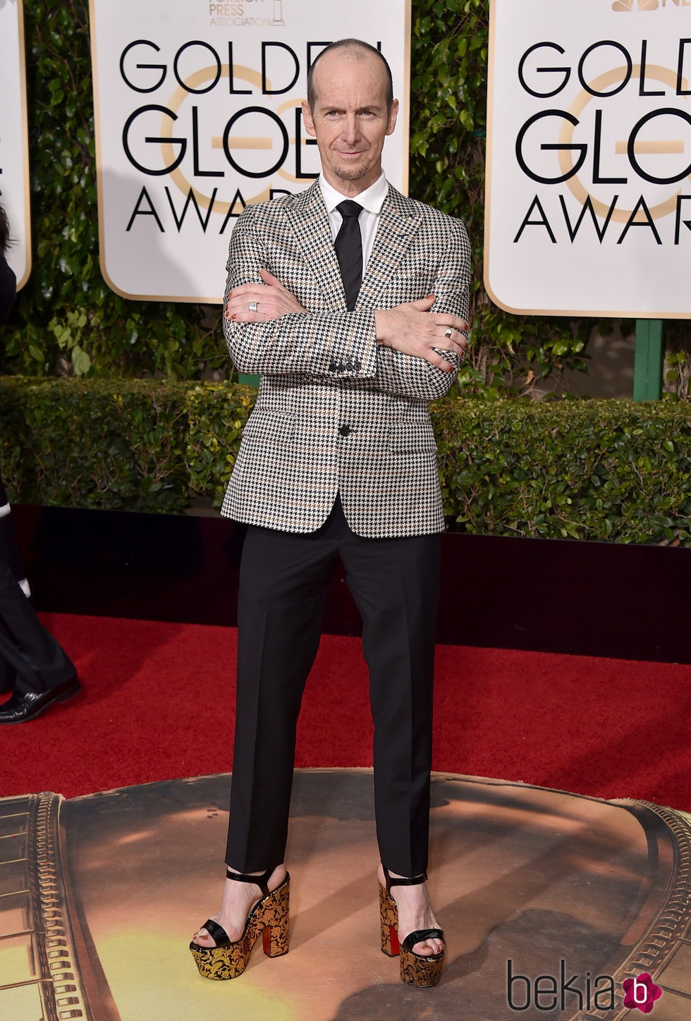 Denis O'Hare en la alfombra roja de los Globos de Oro 2016