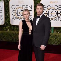 Kirsten Dunst y Garrett Hedlund en la alfombra roja de los Globos de Oro 2016