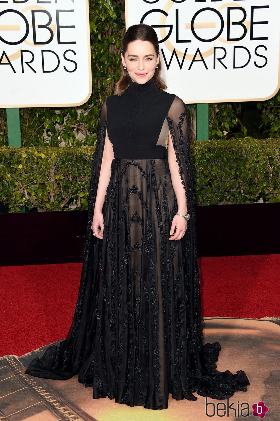 Emilia Clarke en la alfombra roja de los Globos de Oro 2016