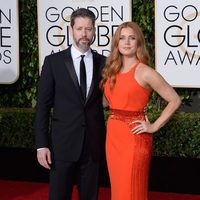 Amy Adams y Darren Le Gallo en la alfombra roja de los Globos de Oro 2016