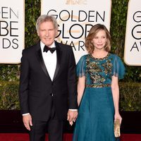 Harrison Ford y Calista Flockhart en la alfombra roja de los Globos de Oro 2016