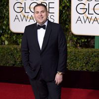 Jonah Hill en la alfombra roja de los Globos de Oro 2016