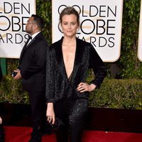 Taylor Schilling en la alfombra roja de los Globos de Oro 2016