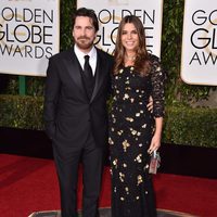 Christian Bale y Sibi Blazic en la alfombra roja de los Globos de Oro 2016