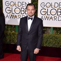 Leonardo DiCaprio en la alfombra roja de los Globos de Oro 2016