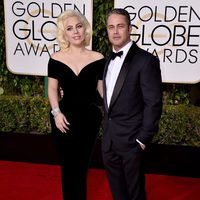 Lady Gaga y Taylor Kinney en la alfombra roja de los Globos de Oro 2016