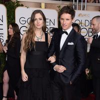 Eddie Redmayne y Hannah Bagshawe en la alfombra roja de los Globos de Oro 2016