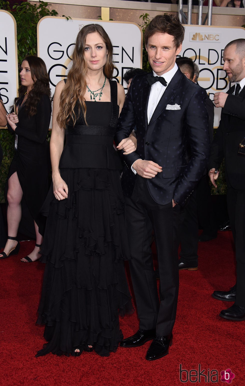 Eddie Redmayne y Hannah Bagshawe en la alfombra roja de los Globos de Oro 2016