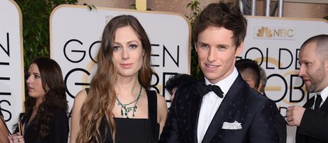 Eddie Redmayne y Hannah Bagshawe en la alfombra roja de los Globos de Oro 2016