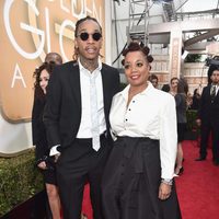 Wiz Khalifa y su madre Peachie Wimbush en la alfombra roja de los Globos de Oro 2016