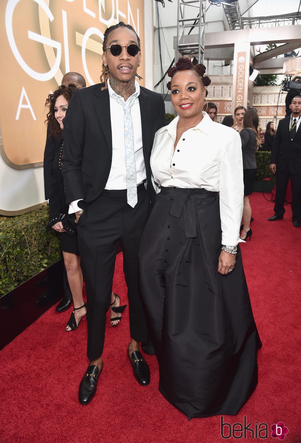 Wiz Khalifa y su madre Peachie Wimbush en la alfombra roja de los Globos de Oro 2016