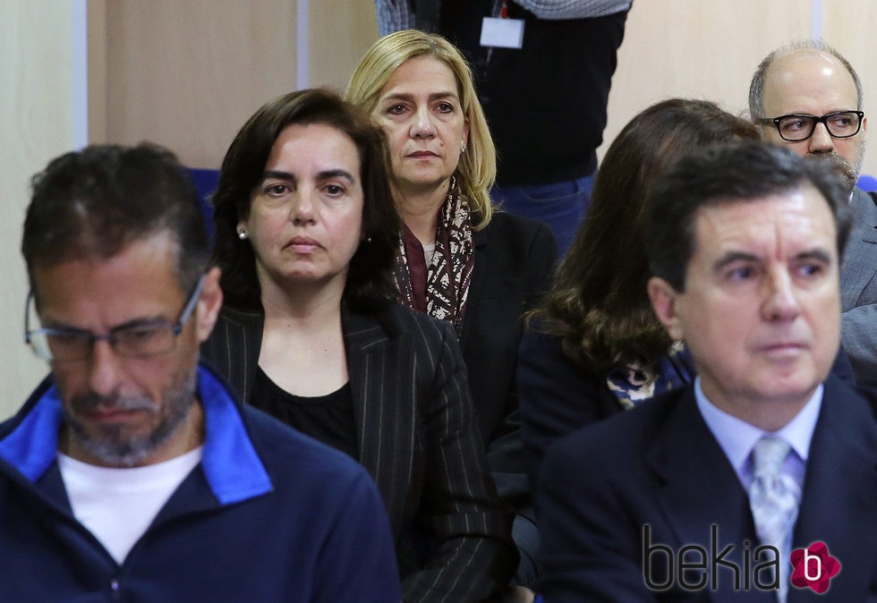 La Infanta Cristina y Ana María Tejeiro en el interior del juicio por el Caso Nóos