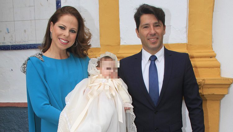 Pastora Soler y Francis Viñolo bautizan a su hija Estrella en Sevilla