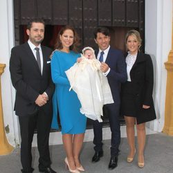 Pastora Soler y Francis Viñolo bautizan a su hija Estrella con los padrinos de la pequeña